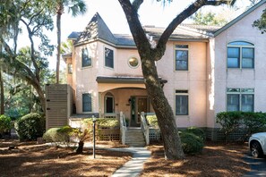 This spacious 2nd floor, 1800 sq. ft. Chateau by the Green home is nestled amongst the old oak trees overlooking the 5th green of the Robert Trent Jones designed Crooked Oaks
