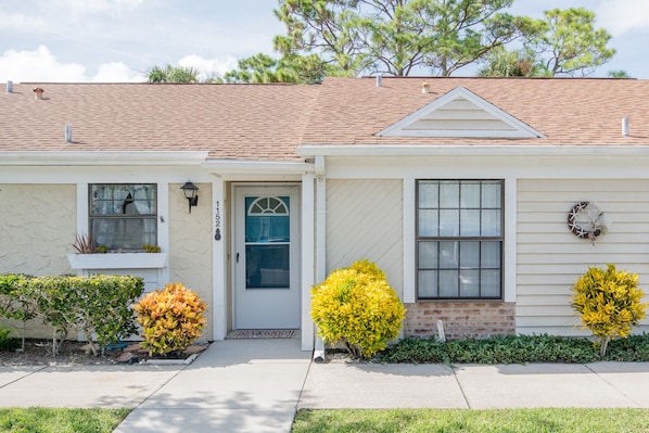 Charming 2 bedroom 1 bath home by Hidden Lakes Golf Course.