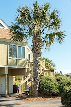 x This cottage is updated, well-decorated, neighborhood pool, short walk to beach.