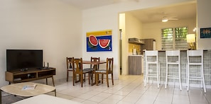 Kitchen & dining area
