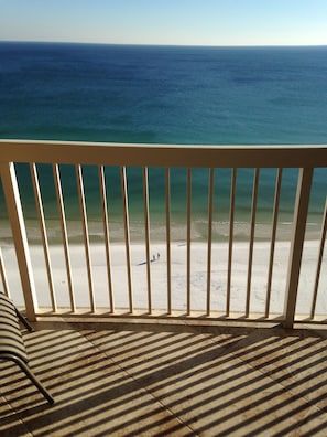 Directly Gulf Front!  View the beautiful white Destin beach from the 18th floor.