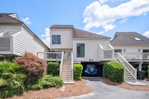 Walk to the beach while staying at this lovely Spinnaker 2 bedroom/2 bath townhouse.