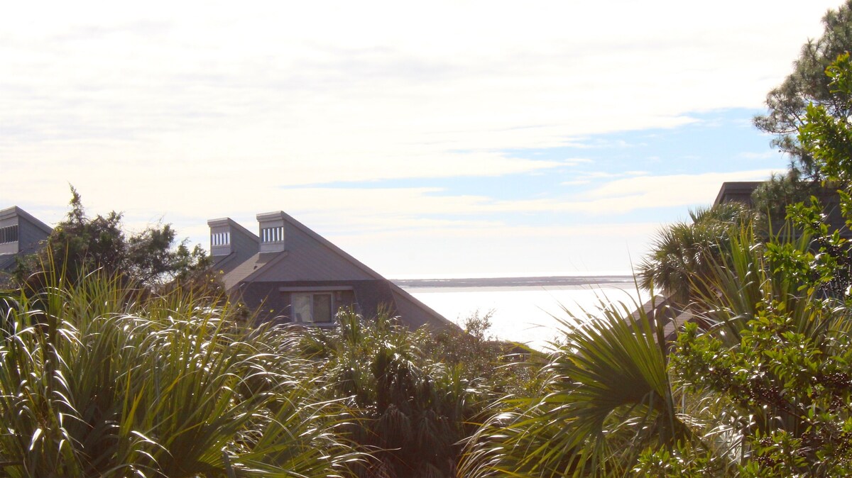 Great Location! Walk to Beach, Club, Golf, Pools! Distant Ocean Views! Amenity Cards!