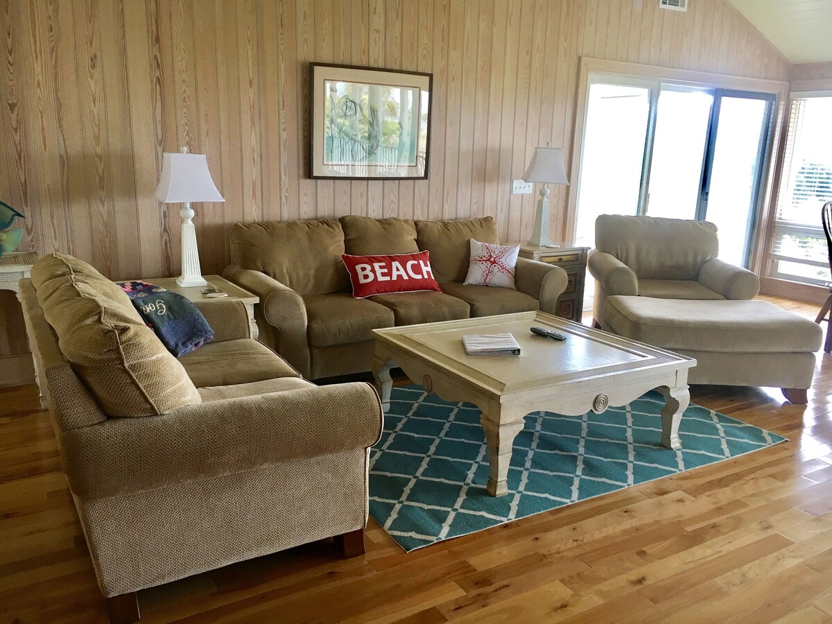 Great Location! Walk to Beach/Club! Screened in Porch w/ Ocean View! Sleeps 8!