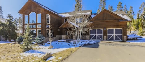 Front of the house, plenty of space to park in the driveway.