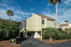 This Sealoft has great marsh views and access to the club facilities and neighborhood pool.