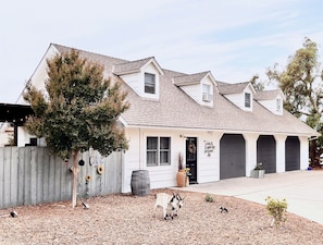 Detached cottage with a private driveway and private parking 