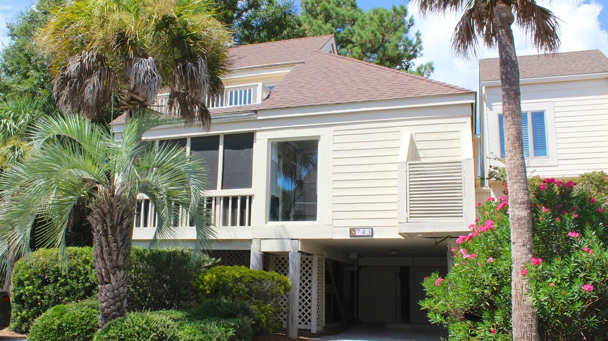 Renovated, Professional Decorated Townhome! Walk to Amenities!