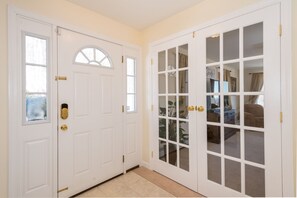 Entrance to living room 