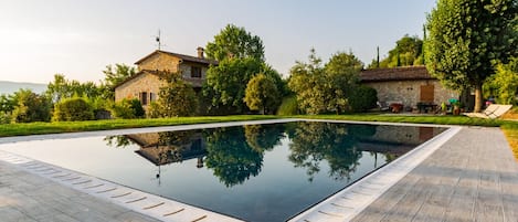 Casa del Gelso from the pool