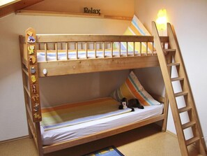 Ferienwohnung 75 qm, für 4 Personen mit Kachelofen und Balkon-Kinderschlafzimmer