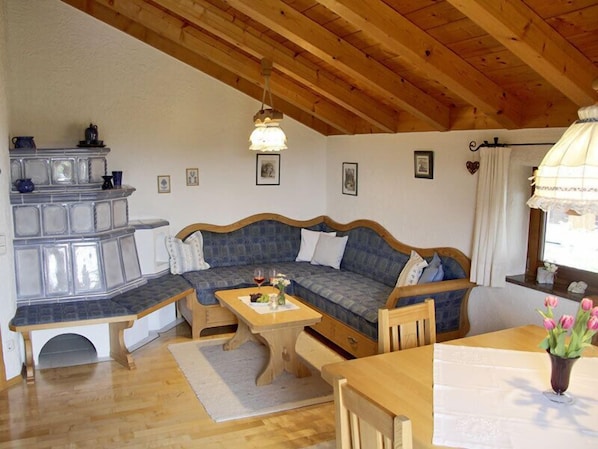 Ferienwohnung 75 qm, für 4 Personen mit Kachelofen und Balkon-Das Wohnzimmer
