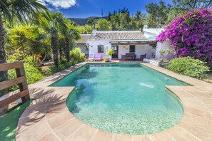 Modern country house with pool | Cubo's Holiday Homes	