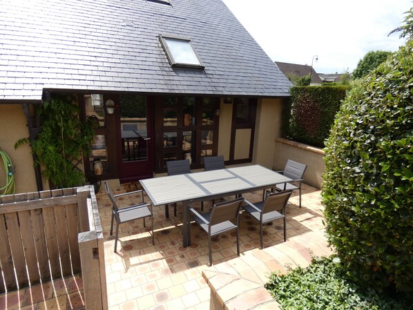 terrasse avec table de jardin