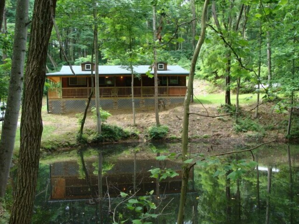 Hickory Grove Cabin On 8 Acres With Private Fishing Pond. Hocking County