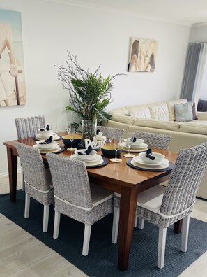 Spacious 6 seater dining 