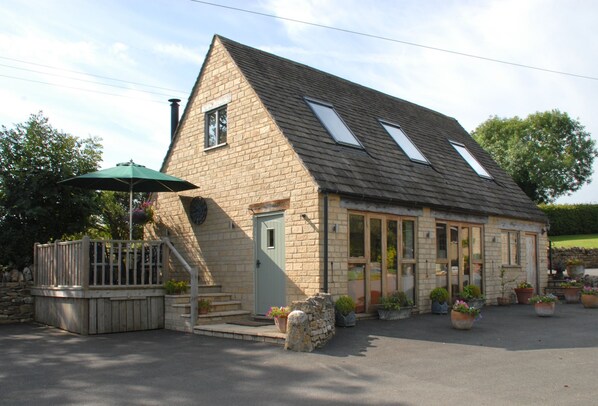 Sheepscombe Byre boasts unbeatable views across Snowshill and Broadway Tower along with an outdoor elevated, decked sitting area from which to enjoy them