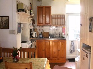 Kitchen and dining table (open plan with the lounge)