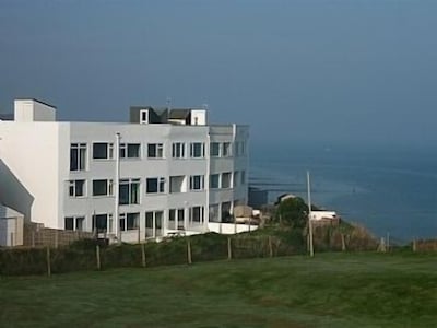 Queen Mary House: Very large holiday home with superb sea views