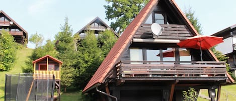 Ferienhaus mit eigenem Spielhaus, Sandkasten und Trampolin