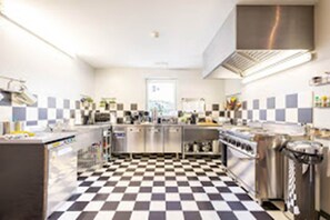 Cette belle cuisine professionnelle, tout inox, fera le bonheur des cuisiniers