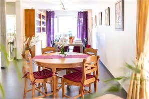 La grande table repas et la table ronde pour les jeux des grands et petits