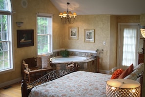 Tall ceilings, jacuzzi tub for two, king bed and great views. Hello relaxation!