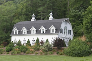 The New River Escape Barn. The French Country loft is on the left hand side.
