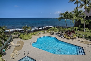 Ocean front pool at Kona Onenalo