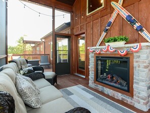 Outdoor living area - Screened in Porch 