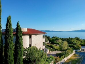 Eigentum, Blau, Haus, Himmel, Natürliche Landschaft, Zuhause, Grundeigentum, Baum, Azurblau, Gebäude