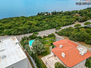 Wasser, Gebäude, Pflanze, Urban Design, Boot, Baum, Biome, Wohngebiet, Grundeigentum, Landschaft