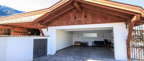 Ciel, Propriété, Bâtiment, Bois, Ombre, Porte De Garage, Maison, Sol, Chalet, Siding