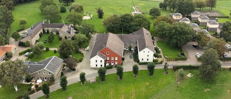 Pflanze, Eigentum, Gebäude, Natürliche Landschaft, Grün, Baum, Haus, Grundstueck, Gras, Hütte