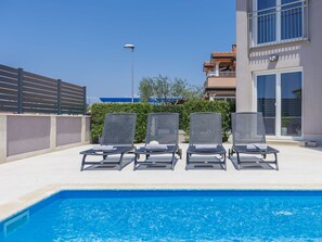 L'Eau, Propriété, Ciel, Plante, Piscine, Bleu Azur, Éclairage Public, Mobilier De Jardin, Ombre, Condominium