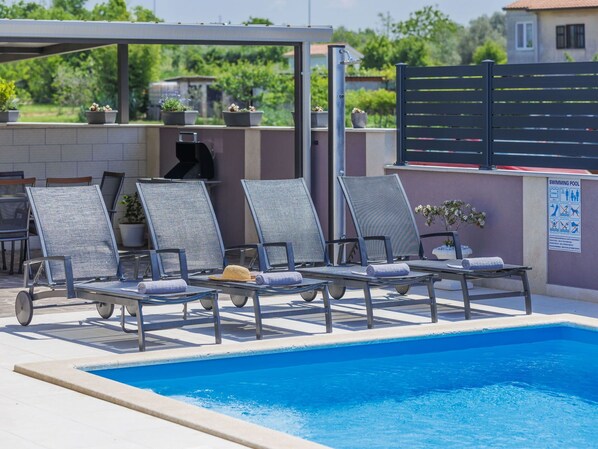 L'Eau, Propriété, Piscine, Bleu Azur, Ombre, Mobilier De Jardin, Balancelle, Chaise, Arbre, Ciel