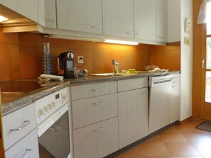 Comptoir, Cabinetry, Cuisine, Meubles, Pièce, Propriété, Éclairage, Principaux Appliance, Tiroir, Sol