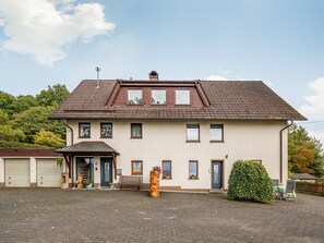 Stugans exteriör [sommar]