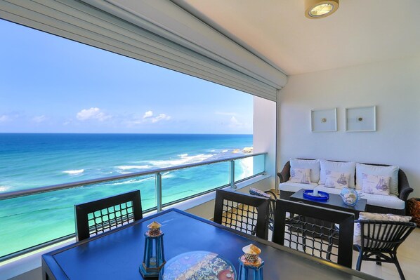 Balcony View to the ocean. 