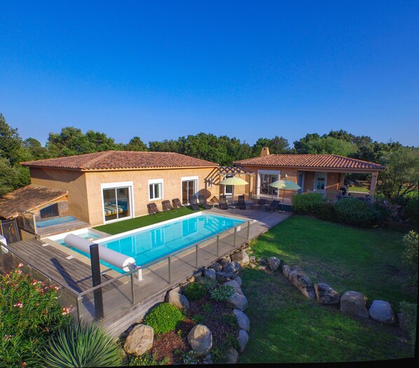 Vue générale de la villa. Espace jour, espace nuit et piscine