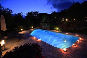 Pool bei Nacht im Toskana Ferienhaus