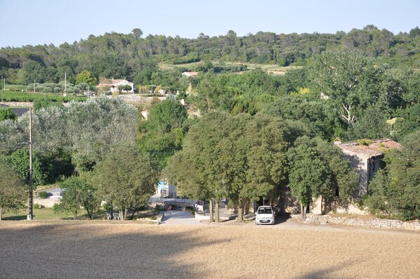 Le gite dans son environnent de verdure