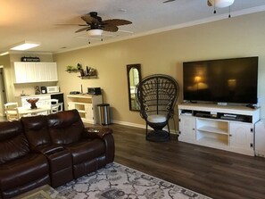 Warm, cozy and comfortable. Come stay a while. A couple days or several weeks.