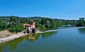 Other view of the B&B and the river