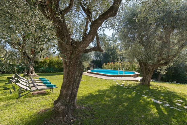 Garden & private pool