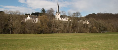 die 3 Denkmäler auf dem kirmutscheider Felsensporn - links die "Alte Schule"