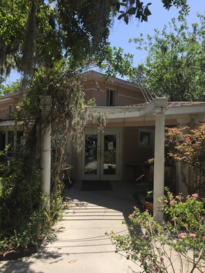 Magnolia Bakery Cafe entrance behind building