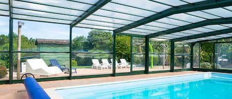 Piscine couverte et chauffée à 28°C. Elle est découverte par fortes chaleurs !!!