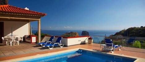 Vue panoramique sur mer depuis la piscine