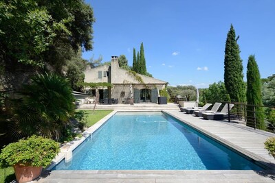 Charming Provencal house in Lourmarin, secluded green setting and village 300 m